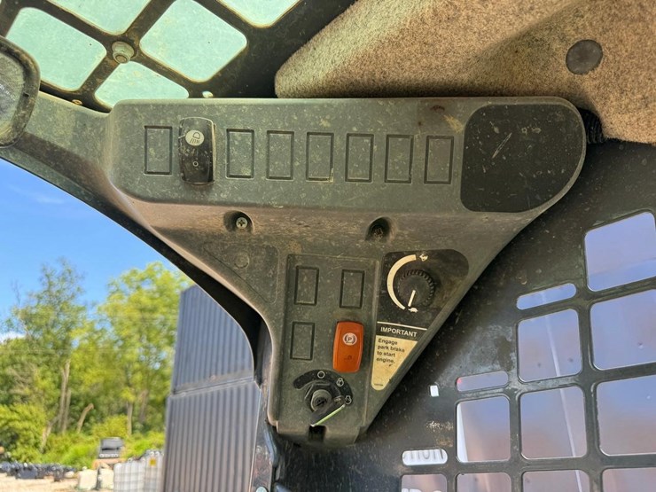 2017-deere-317g-image-25