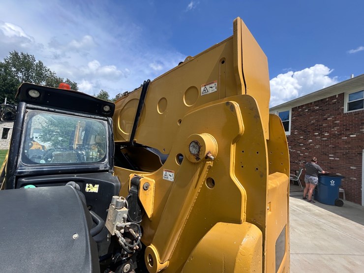2017-caterpillar-tl1055d-image-17