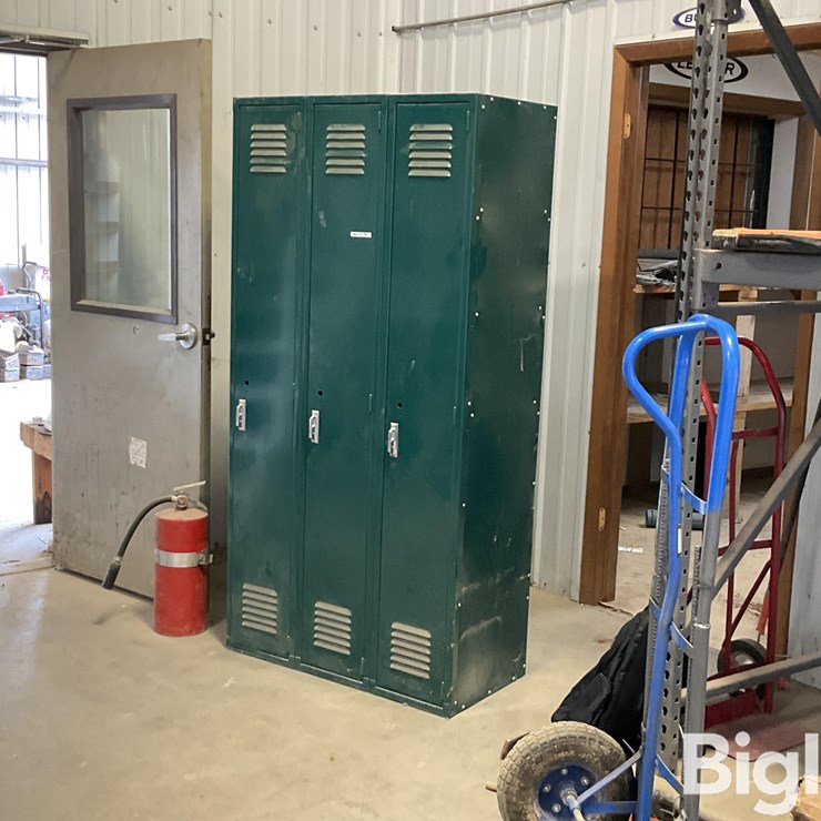3 Connected Lockers