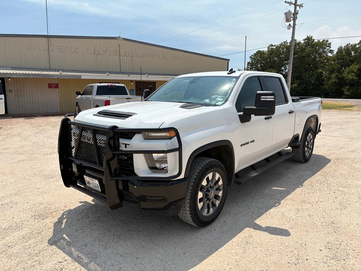2023-chevrolet-silverado-2500hd-image-2