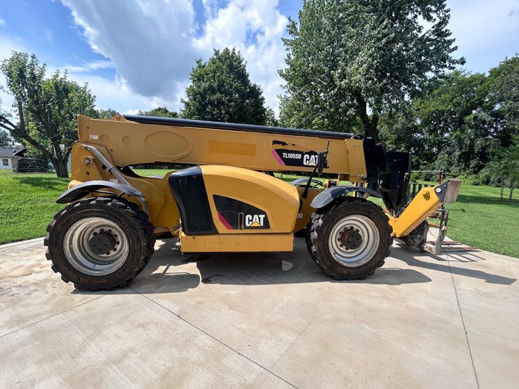 2017-caterpillar-tl1055d-image-8