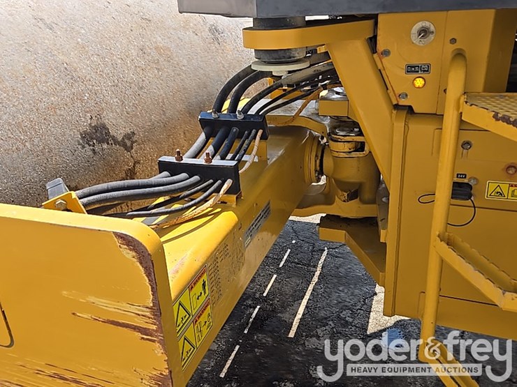 2020-caterpillar-cs56b-image-14