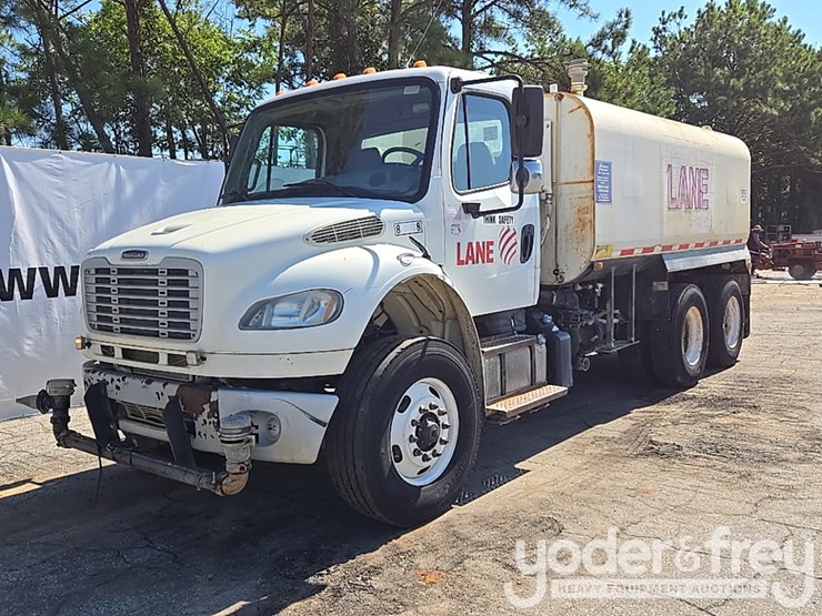 2013-freightliner-m2-106-image-1