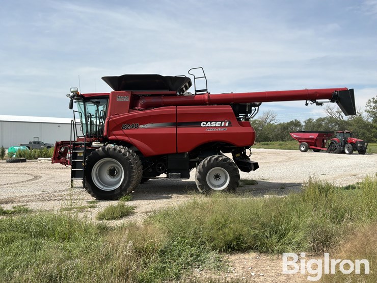 2016-case-ih-8240-image-8