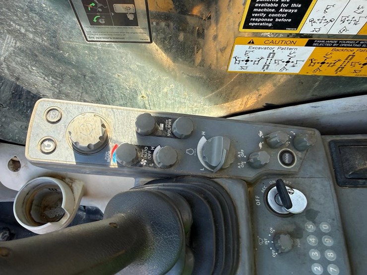2016-deere-245g-lc-image-24