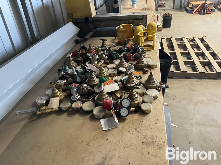 oxygen-acetylene-regulators-&-safety-caps-image-4
