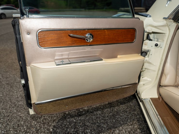 #111-•-1962-lincoln-continental-sedan-image-88