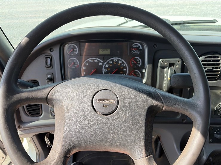 2014-freightliner-m2-106-image-18
