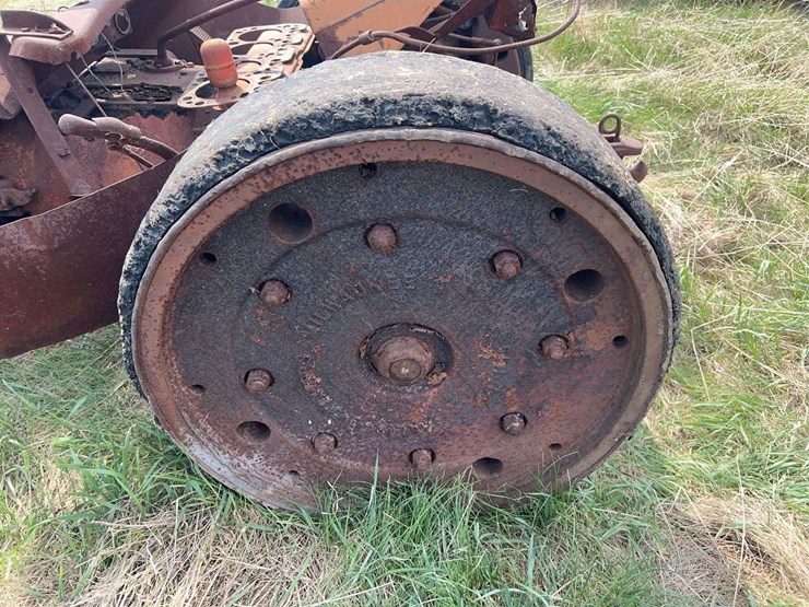 allis-chalmers-u-industrial-parts-tractor-image-31