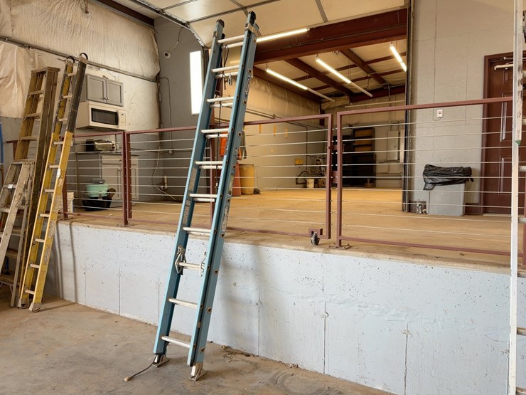 werner-20'-fiberglass-extension-ladder-image-2