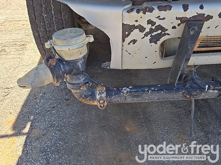 2013-freightliner-m2-106-image-14