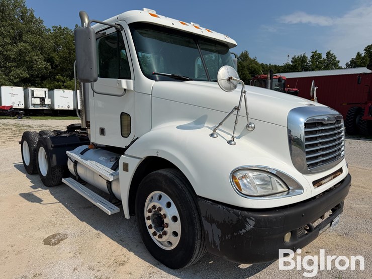 2007-freightliner-columbia-120-image-3