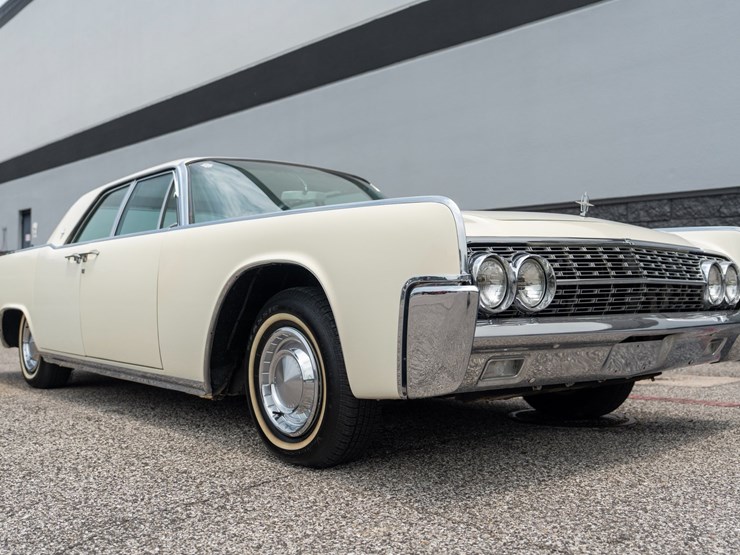 #111-•-1962-lincoln-continental-sedan-image-3