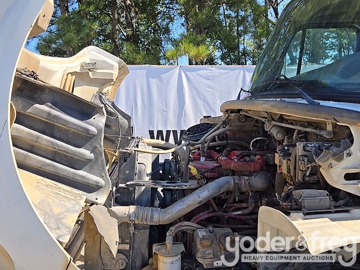 2013-freightliner-m2-106-image-27