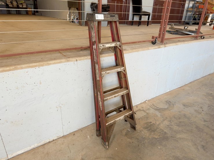 werner-5'-fiberglass-stepladder-image-1