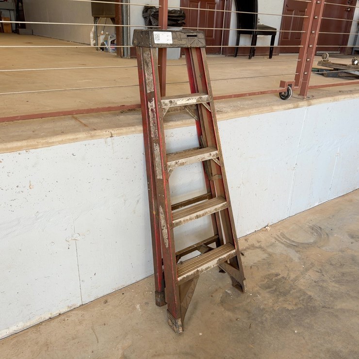 WERNER 5' FIBERGLASS STEPLADDER