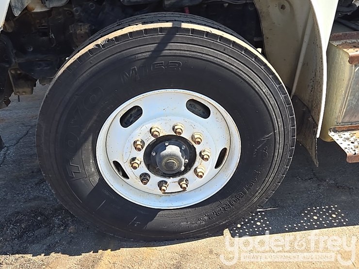 2013-freightliner-m2-106-image-8