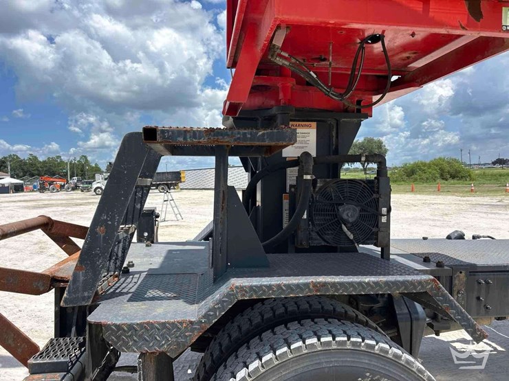 2018-freightliner-m2-106-image-19