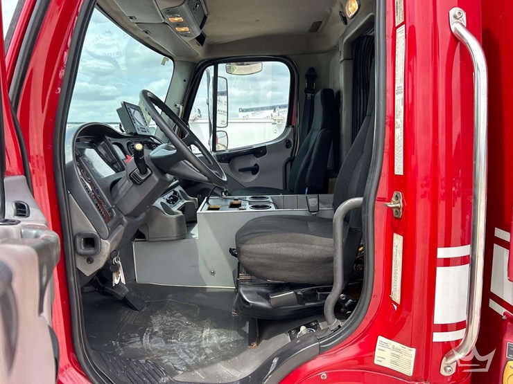 2005-freightliner-m2-106-image-12