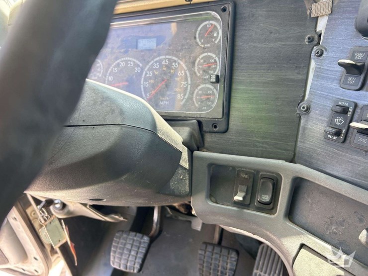 2006-freightliner-columbia-120-image-18