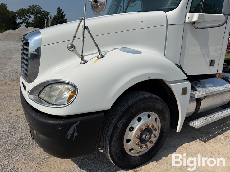 2007-freightliner-columbia-120-image-10