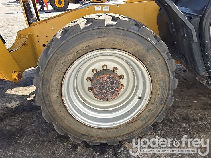 2017-caterpillar-tl1055d-image-25