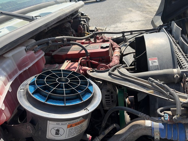 2014-freightliner-m2-106-image-13