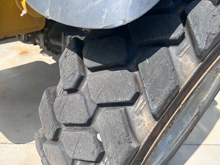 2017-caterpillar-tl1055d-image-7