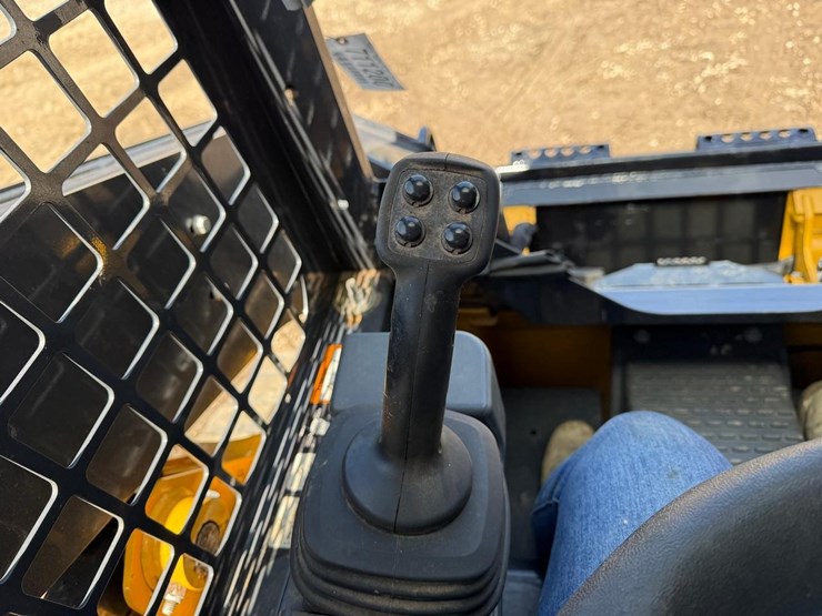 2024-deere-317g-image-26
