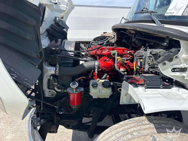 2016-freightliner-m2-106-image-10