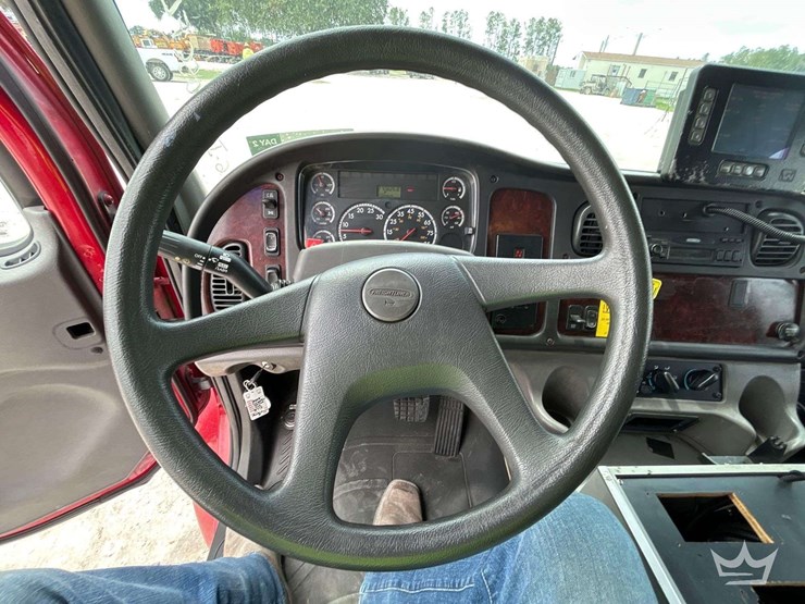 2005-freightliner-m2-106-image-13