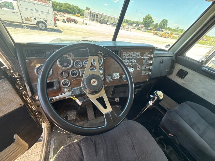 1999-peterbilt-385-image-23
