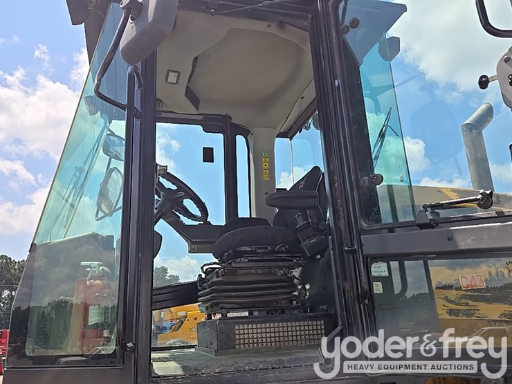 2020-caterpillar-cs56b-image-22