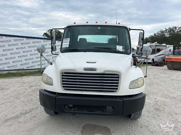 2006-freightliner-m2-106-image-21