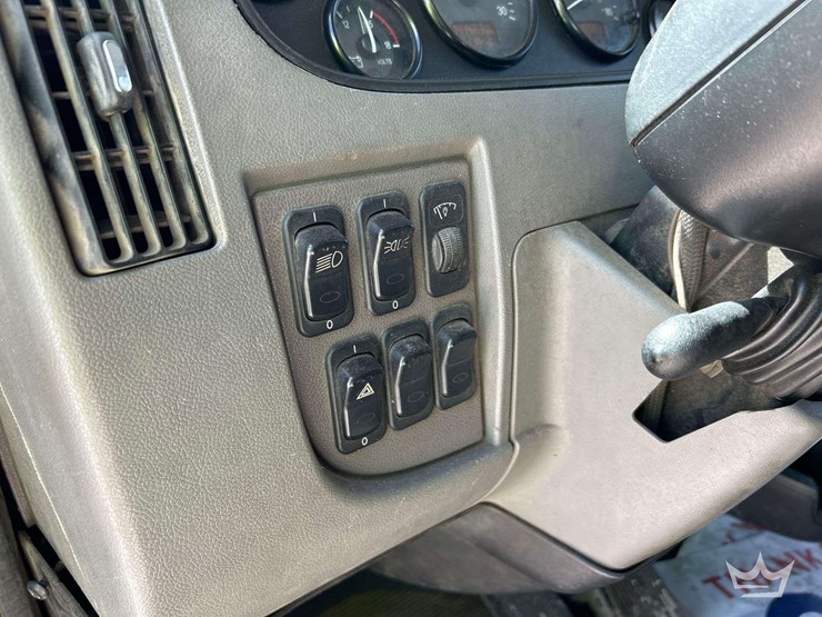 2016-peterbilt-348-image-13