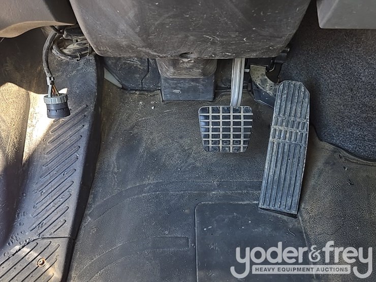 2013-freightliner-m2-106-image-42