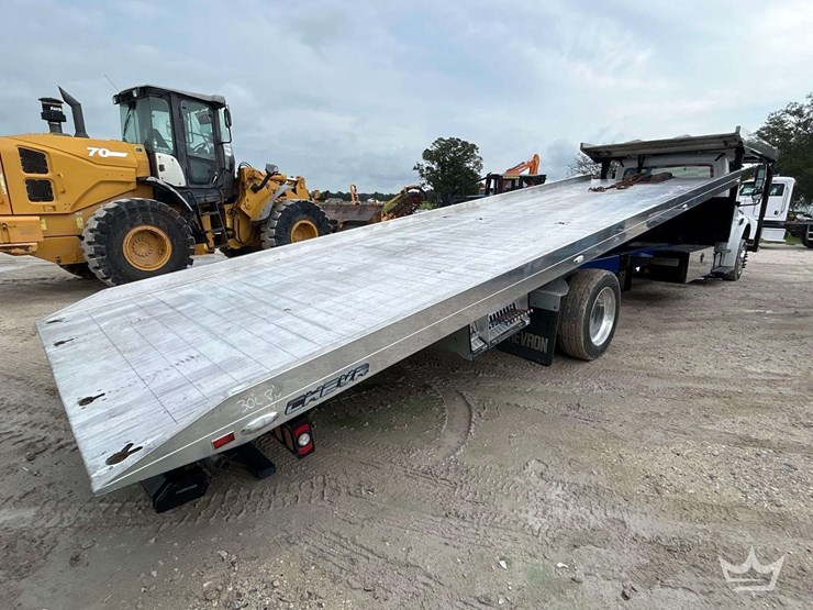 2020-freightliner-m2-106-image-3