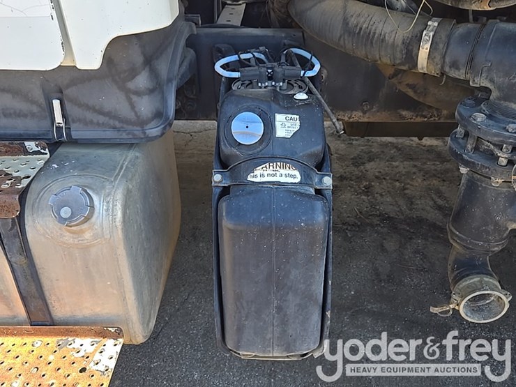 2013-freightliner-m2-106-image-24