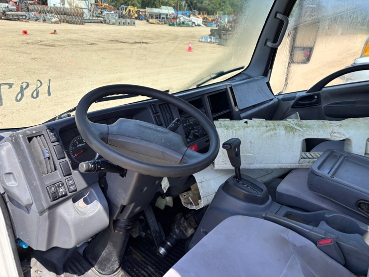 2016-isuzu-npr-image-10
