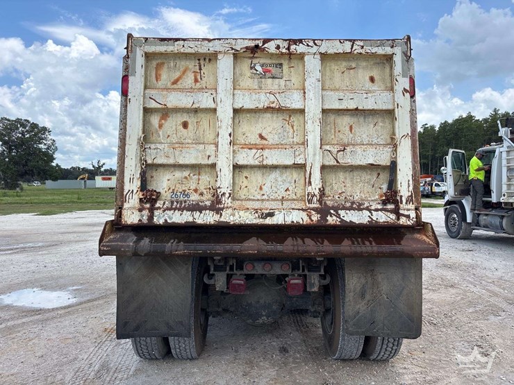 2009-sterling-l9500-image-21