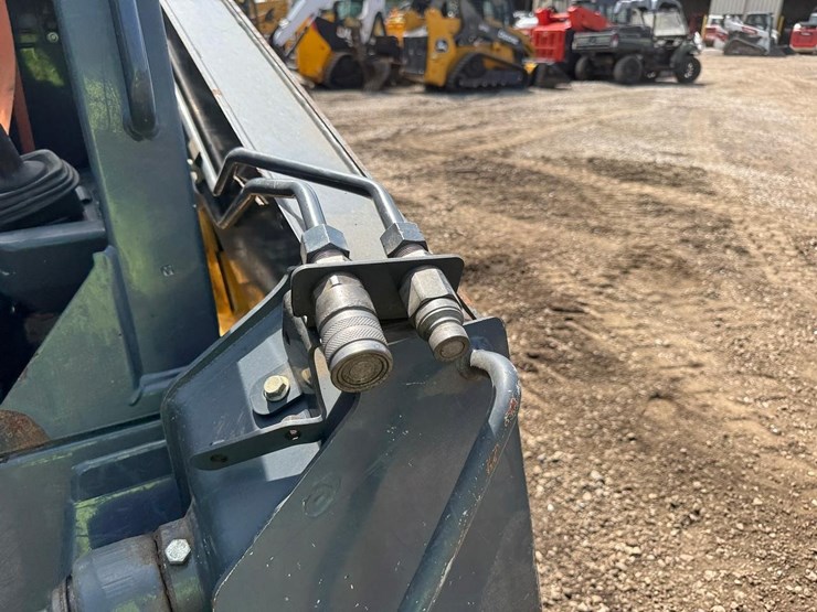 2017-deere-317g-image-12