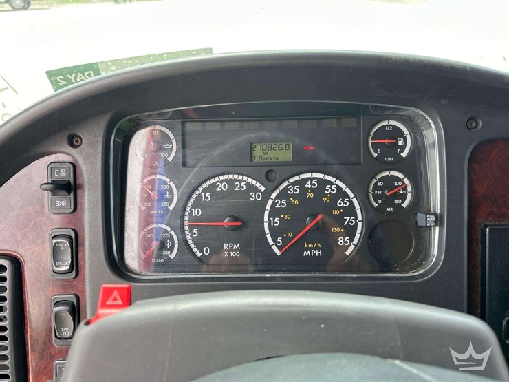 2005-freightliner-m2-106-image-16