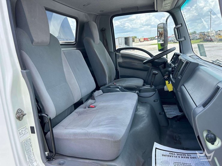 2017-isuzu-npr-image-14