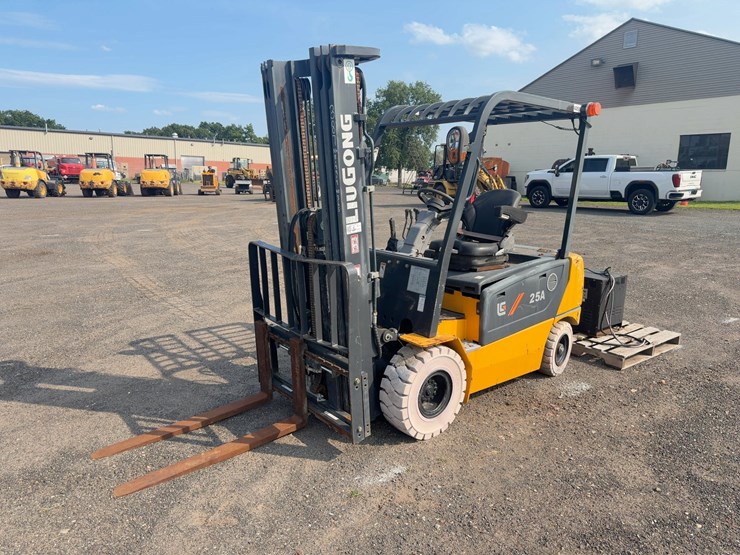 inoperable---2019-liugong-clg2025a-s-electric-forklift-image-1
