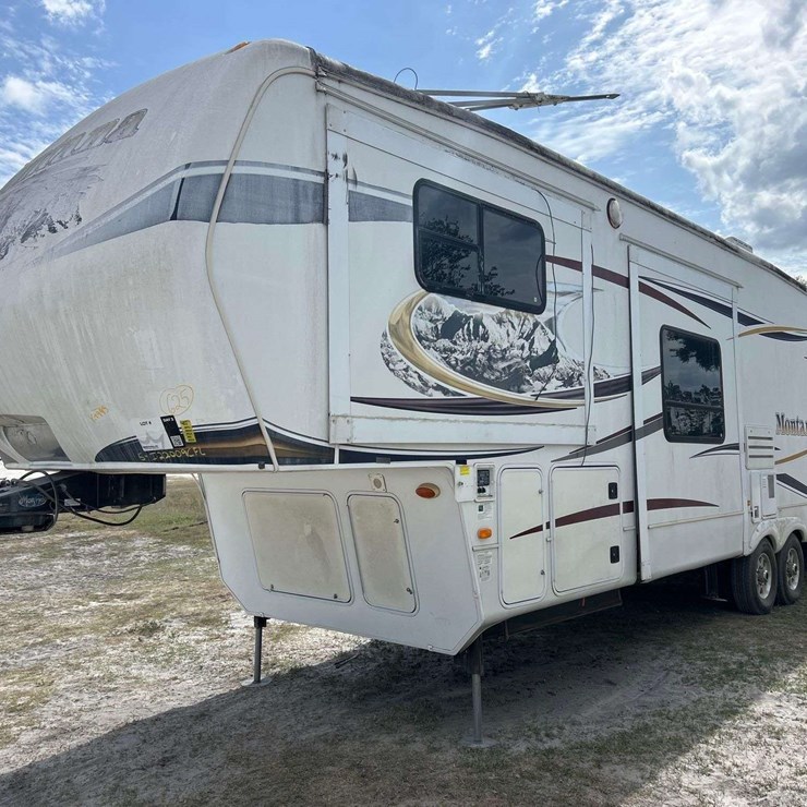 2012 Keystone Montana 5th Wheel T/A Travel Trailer