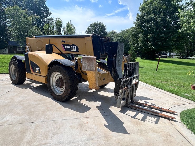 2017-caterpillar-tl1055d-image-10