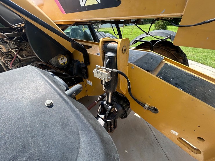 2017-caterpillar-tl1055d-image-19