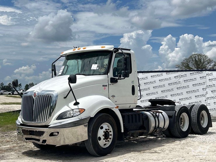 2021-international-rh613-t/a-day-cab-truck-tractor-image-1