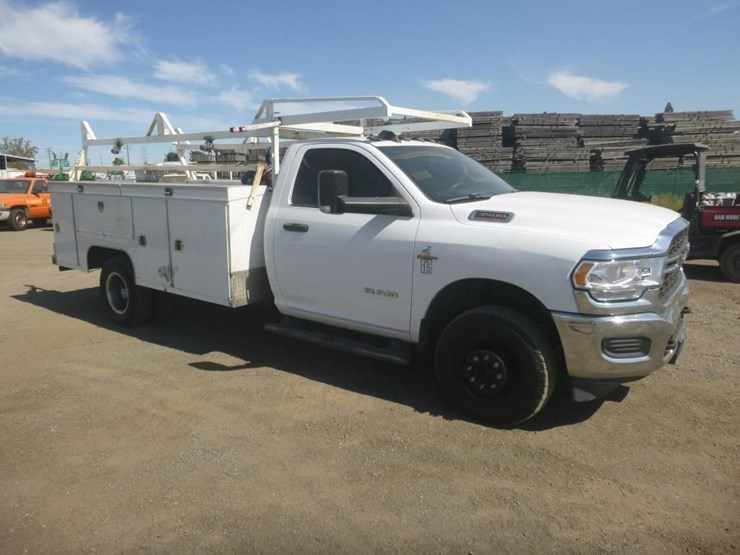 2019-dodge-3500-image-2