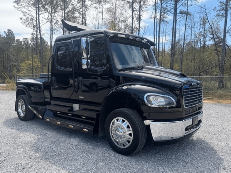 2009-freightliner-m2-106-image-2